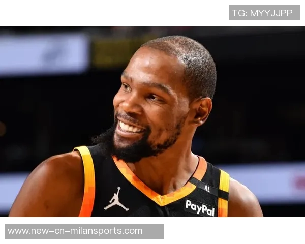 杜兰特与美女记者互动频频邀请共赏比赛后共享烧烤时光 杜兰特与美女记者互动频频邀请共赏比赛后共享烧烤时光