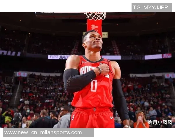 威少训练馆挥汗如雨新赛季去向仍悬而未决引发球迷热议 威少训练馆挥汗如雨新赛季去向仍悬而未决引发球迷热议