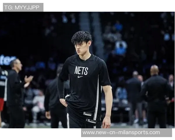 曾凡博全力以赴抢断狄龙皮球倒地争抢引发犯规争议 曾凡博全力以赴抢断狄龙皮球倒地争抢引发犯规争议