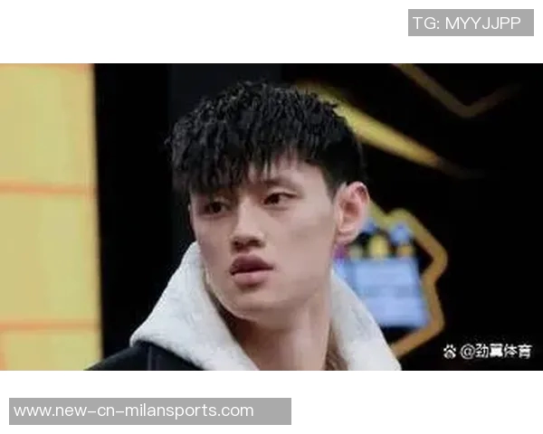 曾凡博全力以赴抢断狄龙皮球倒地争抢引发犯规争议 曾凡博全力以赴抢断狄龙皮球倒地争抢引发犯规争议