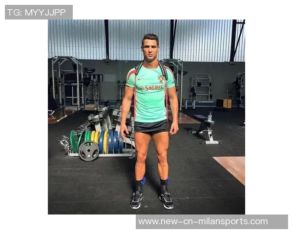 40岁C罗桑拿后肌肉如雕刻般完美展现健身成果